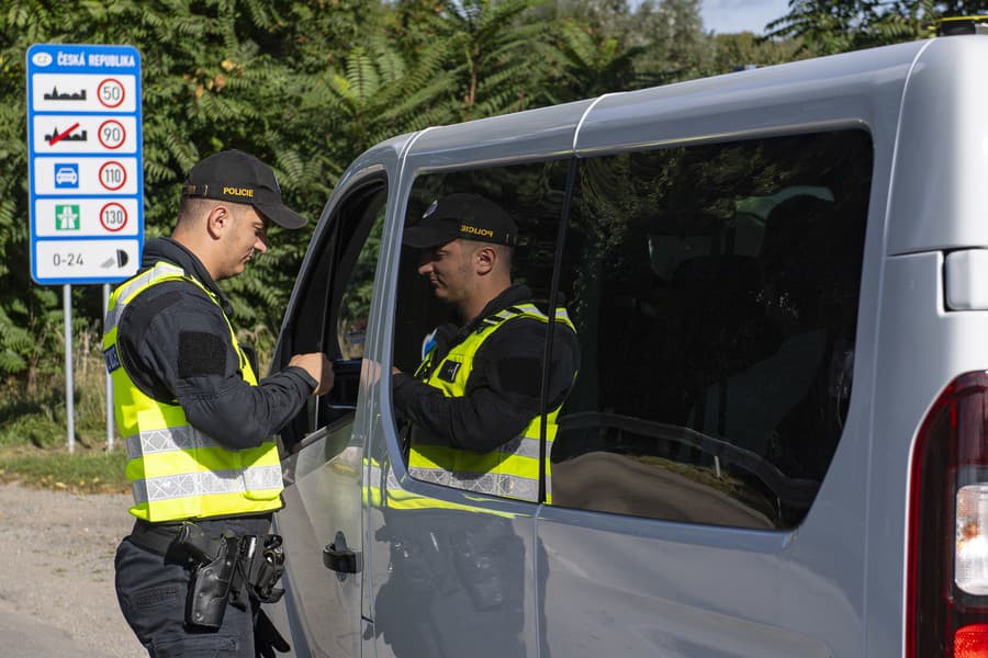 Na snímke českí policajti