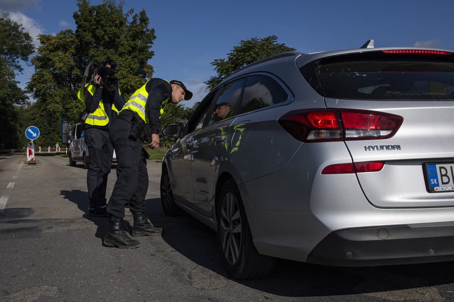 Na snímke českí policajti