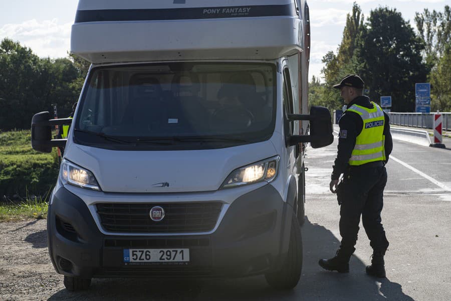 Na snímke českí policajti