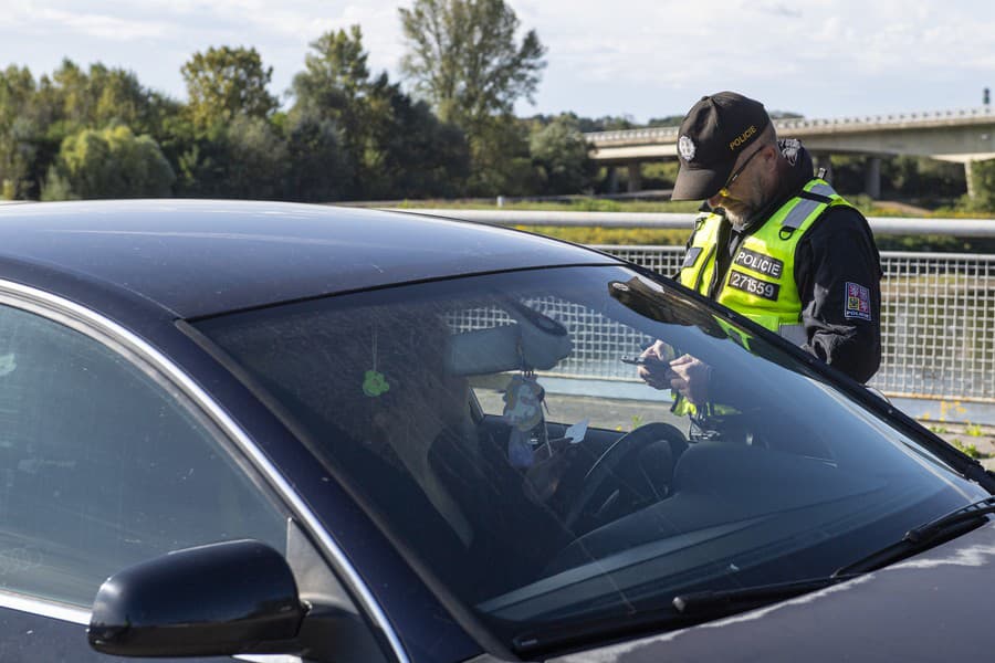 Na snímke českí policajti