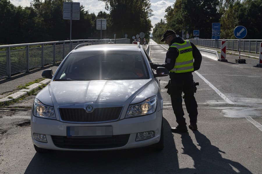 Na snímke českí policajti