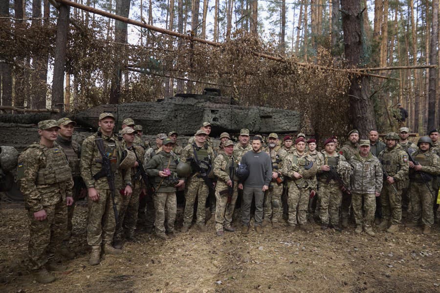 Ukrajinský prezident Volodymyr Zelenskyj s ukrajinskými vojakmi.