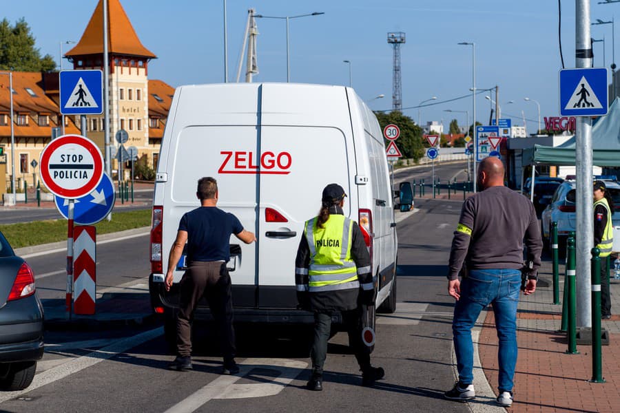 Na snímke hliadka policajtov