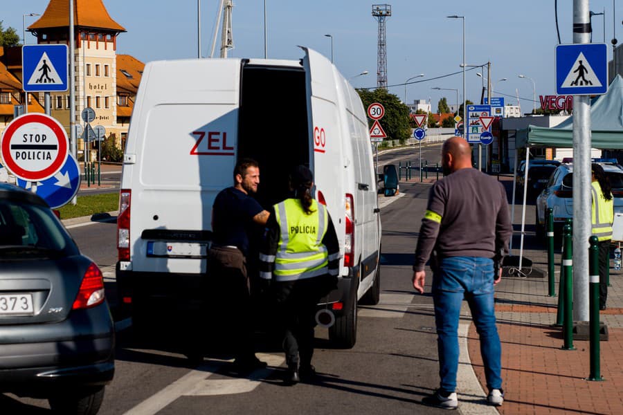 Na snímke hliadka policajtov