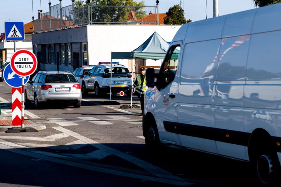 Na snímke hliadka policajtov