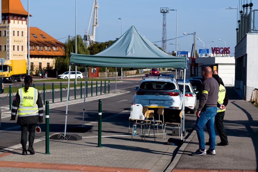 Na snímke hliadka policajtov