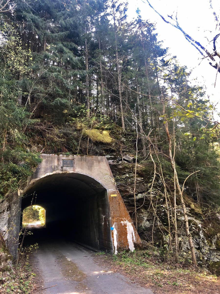 Kelemenov tunel je technická pamiatka na Horehroní, ktorú nájdete neďaleko krásnych kaskádovitých vodopádov.