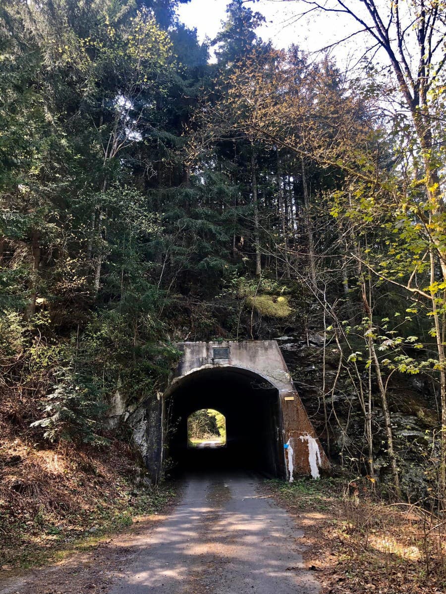 Kelemenov tunel je technická pamiatka na Horehroní, ktorú nájdete neďaleko krásnych kaskádovitých vodopádov.