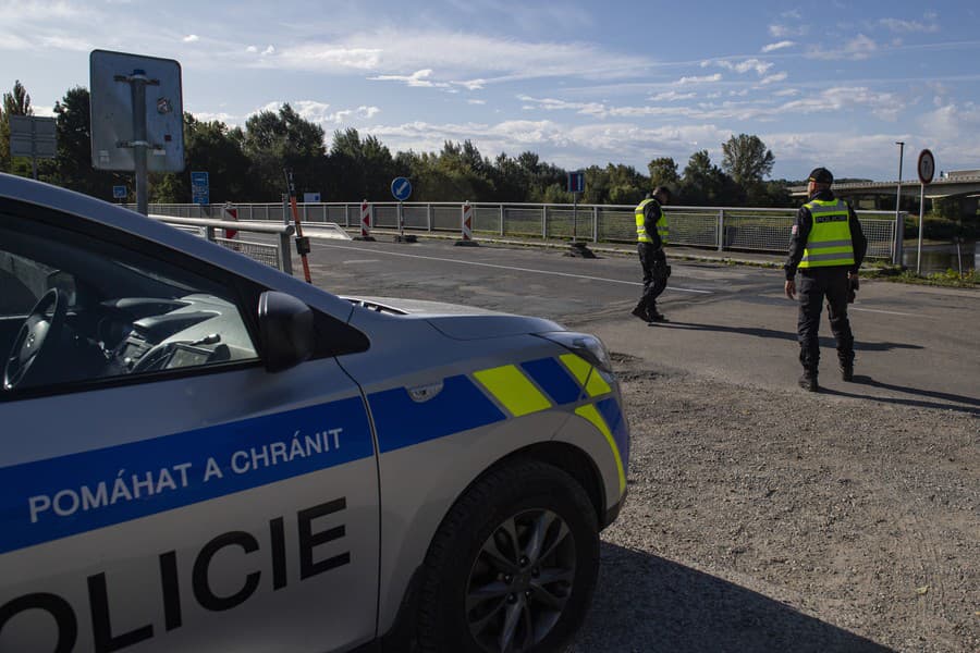 Na snímke českí policajti