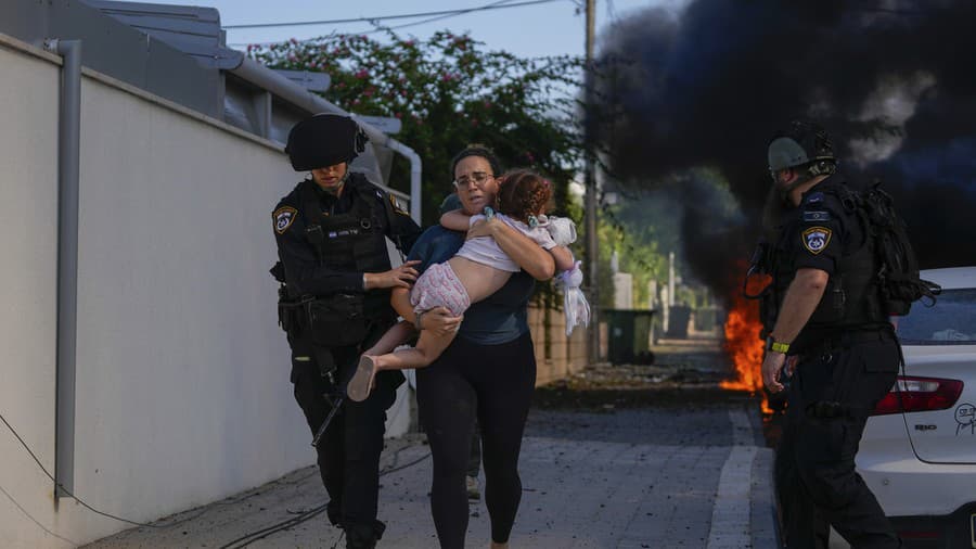 Izraelskí policajti evakuujú ženu