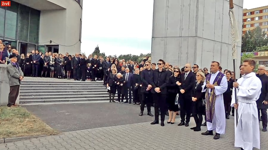 Slzy v očiach: Manžel Vlastík, rodičia a najbližšia rodina (v popredí) dali Patrícii po omši posledné zbohom pred kostolom. 