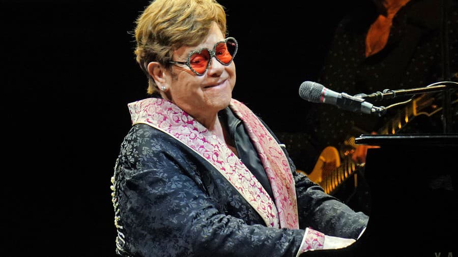 Elton John (76) sa