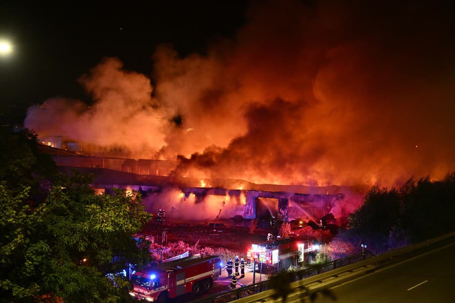 Hasiči nad ránom lokalizovali požiar priemyselnej haly v Turnove