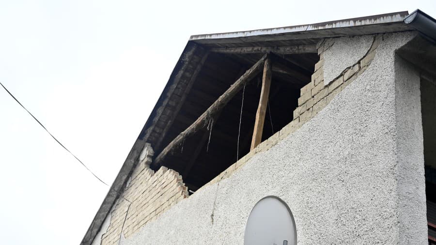 Na snímke škody po zemetrasení v obci Baškovce