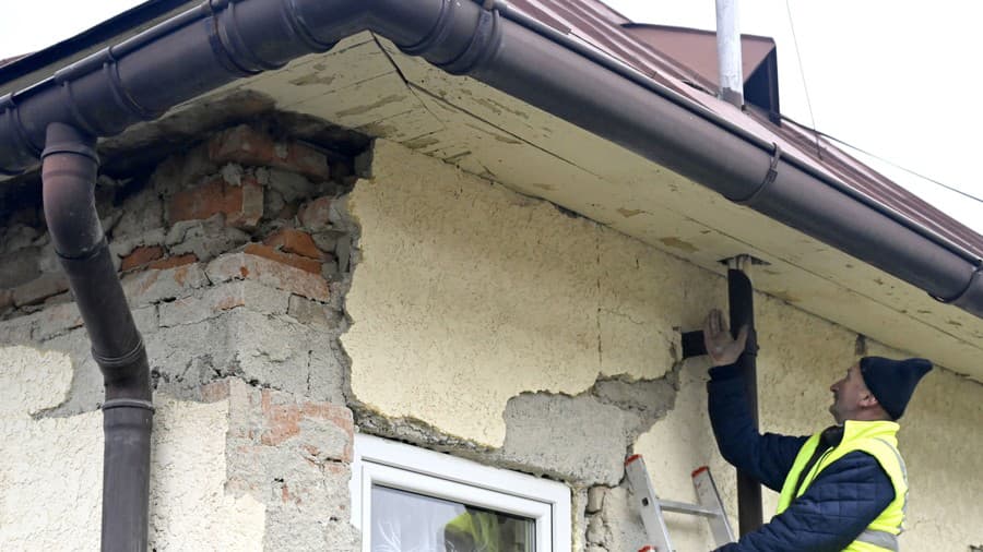 Na snímke škody po zemetrasení v obci Baškovce