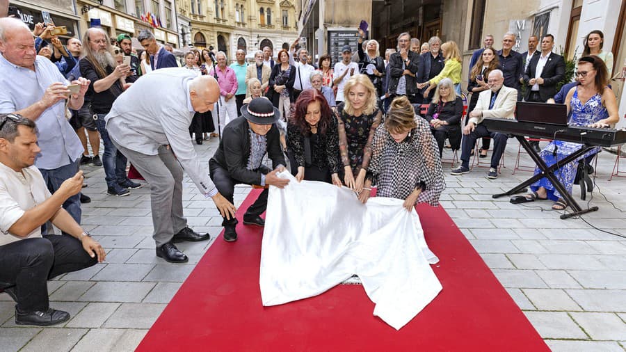 Umelca si uctili mramorovou