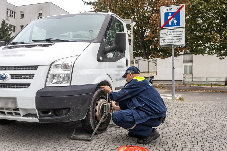 Aj keď policajti pristupujú