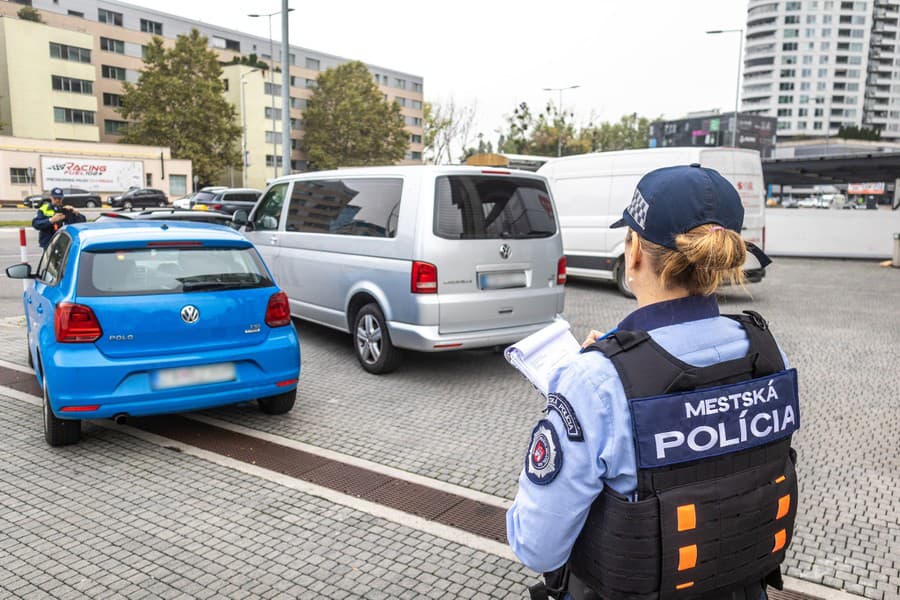 Aj keď policajti pristupujú