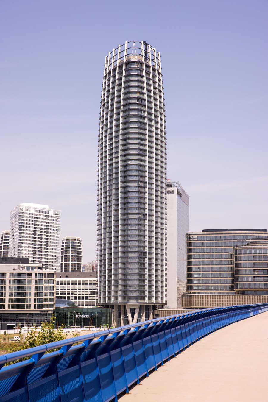 Takto vyzerá Eurovea Tower z mosta Apollo. 