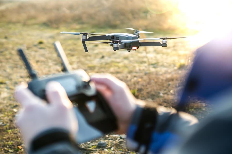 Pri pilotovaní dronov je dôležité dodržiavať základné bezpečnostné pravidlá.