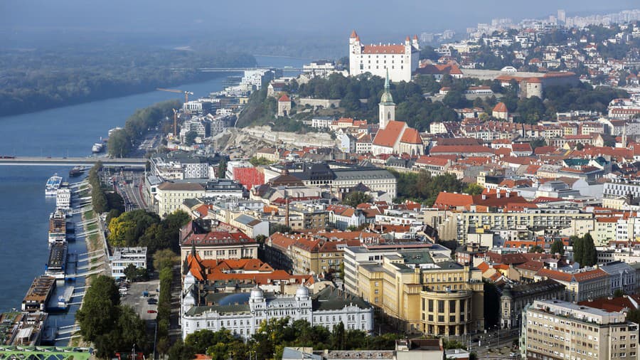 Pohľad na hrad a historické centrum stojí za to.