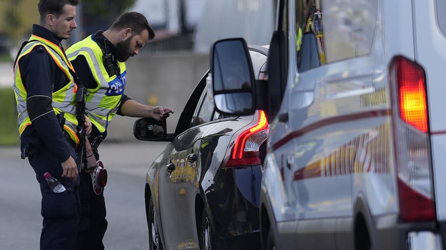 Nemeckí policajti počas kontroly