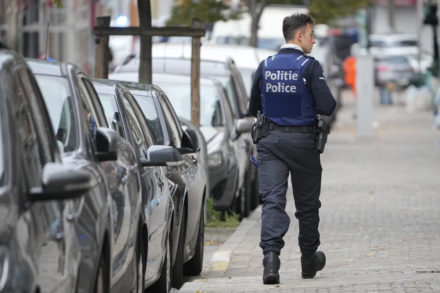 Belgický policajt hliadkuje neďaleko