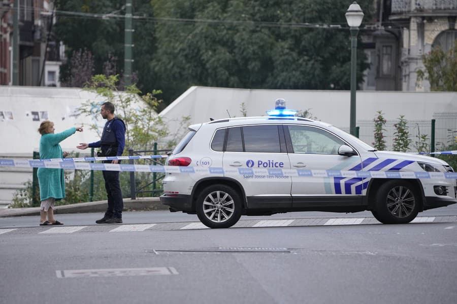 Belgickí policajti hliadkujú neďaleko