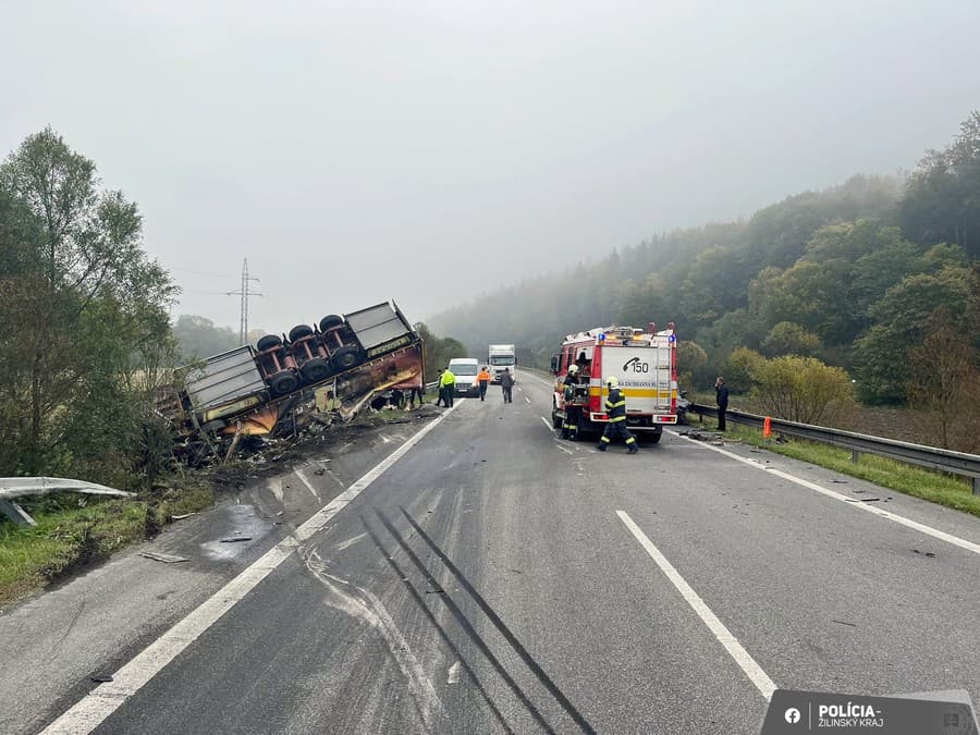 Na Orave je pre vážnu nehodu uzavretá rýchlostná cesta R3 pri Oravskom Podzámku.