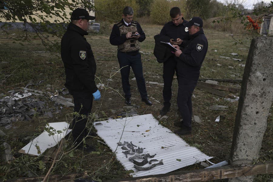 Na snímke policajti si