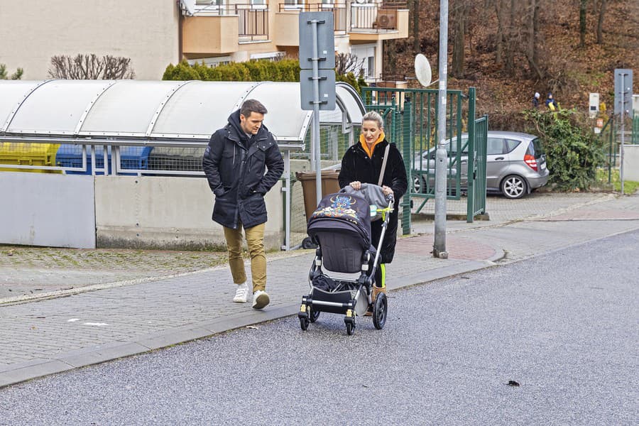 NA PRECHÁDZKE: Dieťatko prinieslo do rodiny Vinczeovcov nové emócie.