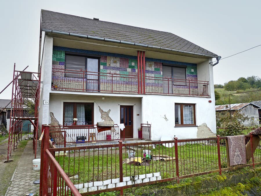 Popadaná omietka a popraskané steny predstavujú len časť poškodení.