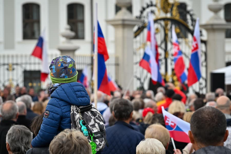 Demonštrácia pred Prezidentským palácom.