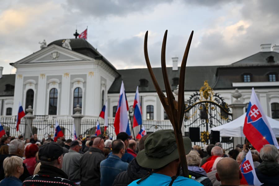 Demonštrácia pred Prezidentským palácom.