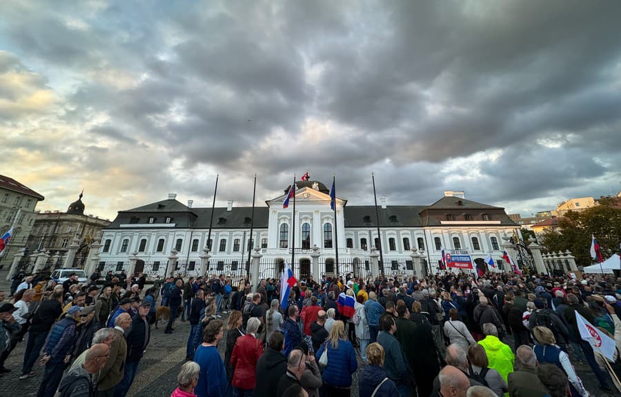 Demonštrácia pred Prezidentským palácom.