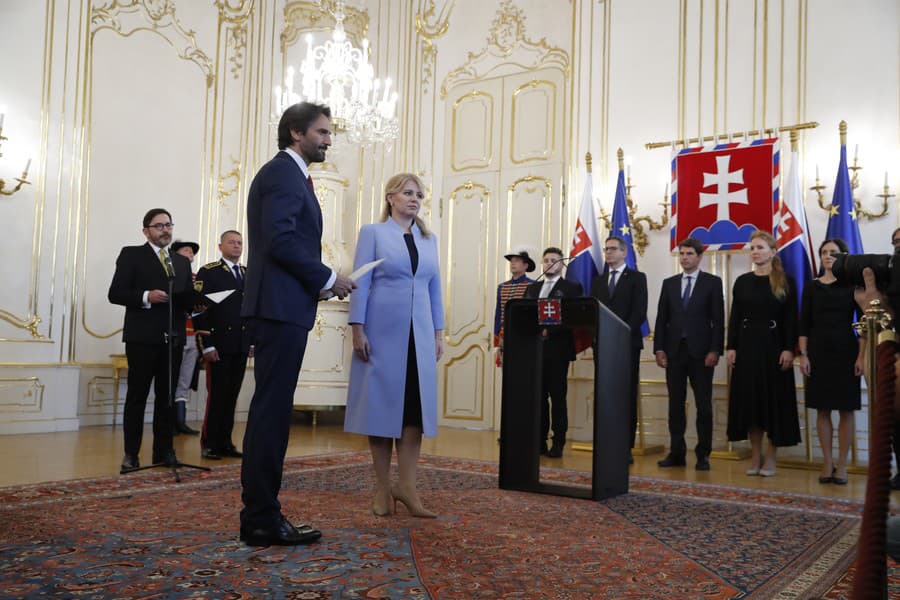 Prezidentka SR Zuzana Čaputová v Prezidentskom paláci vymenovala vládu SR. Na snímke s Robertom Kaliňákom.