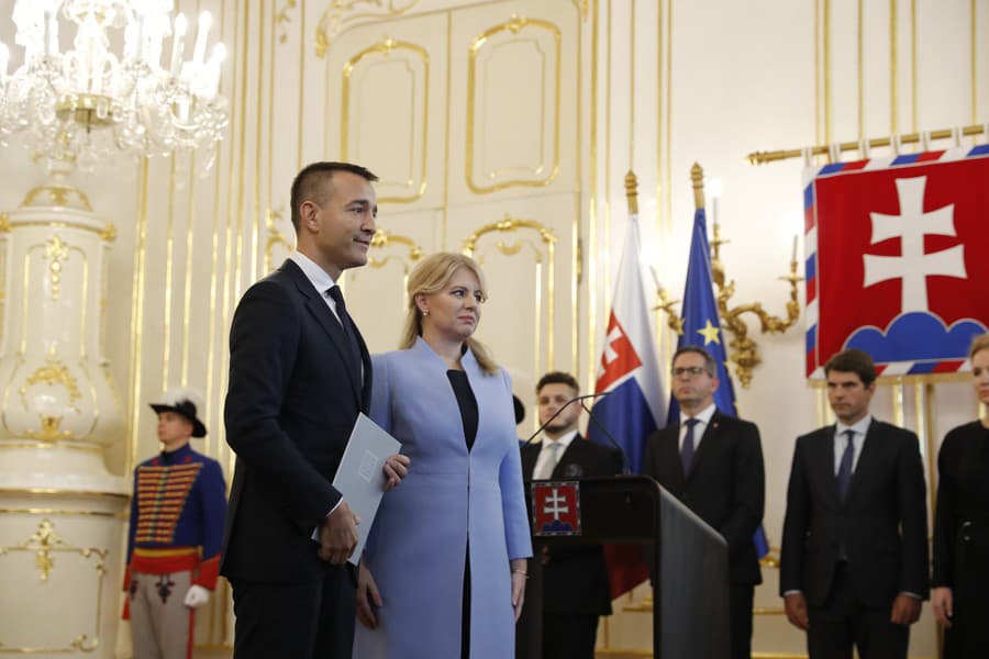 Prezidentka SR Zuzana Čaputová v stredu v Prezidentskom paláci vymenovala vládu SR. Na snímke s Tomášom Druckerom.