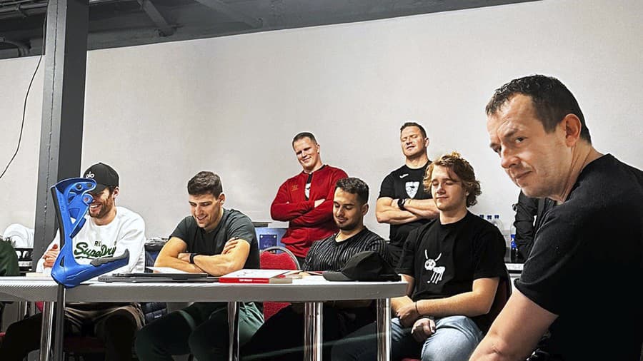 Včera zavítal k hokejistom do Trenčína, ktorých motivoval k lepšiemu výkonu.