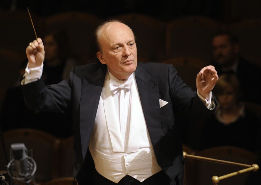 Dirigent Zdeněk Mácal († 87).