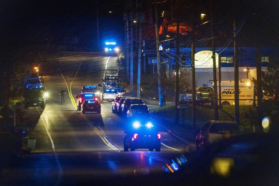 Po páchateľovi pátrajú stovky policajtov. 