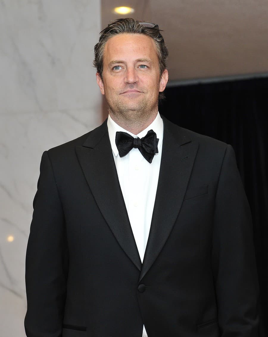 Mathew Perry († 54).