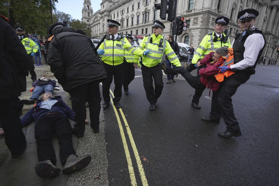 Britská polícia zadržala vyše