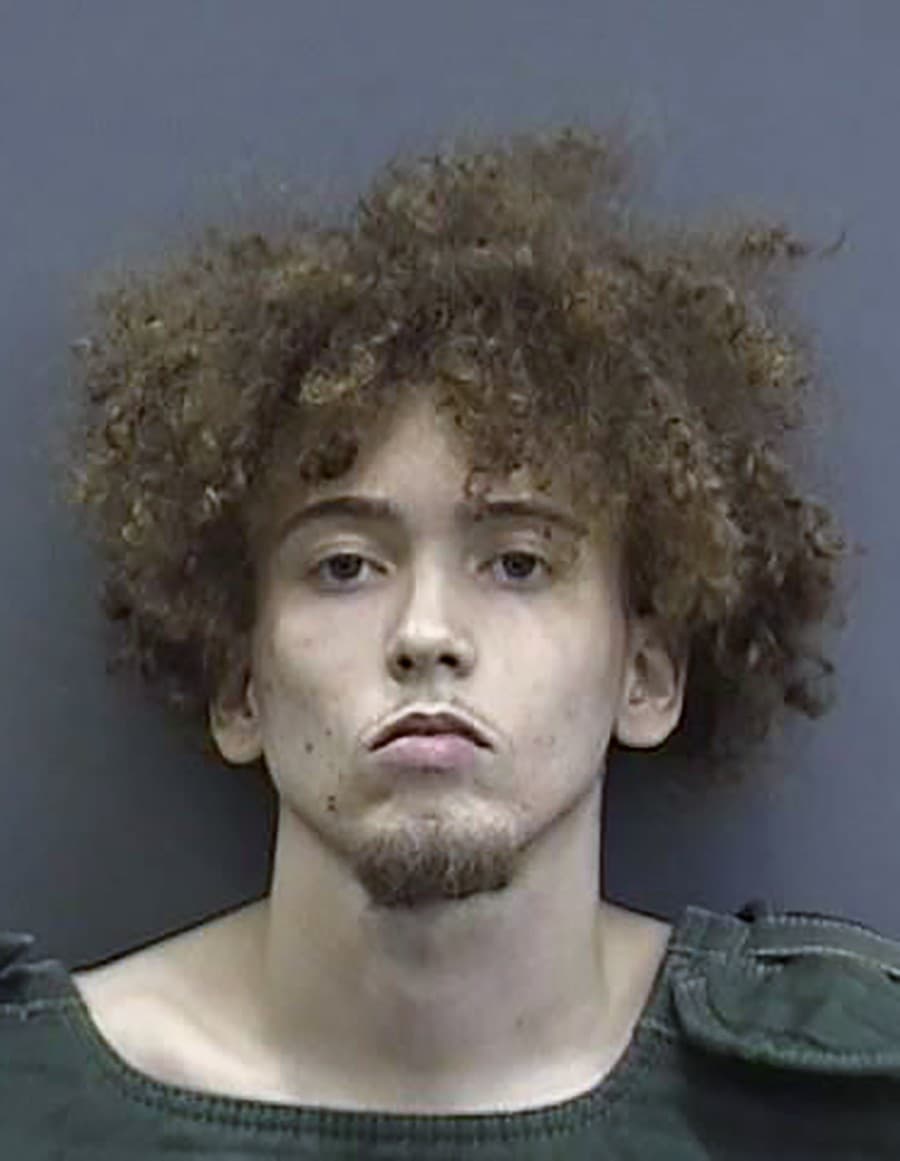 Polícia zatkla Tyrella Stephena Phillipsa (22) a obvinila ho z vraždy druhého stupňa.