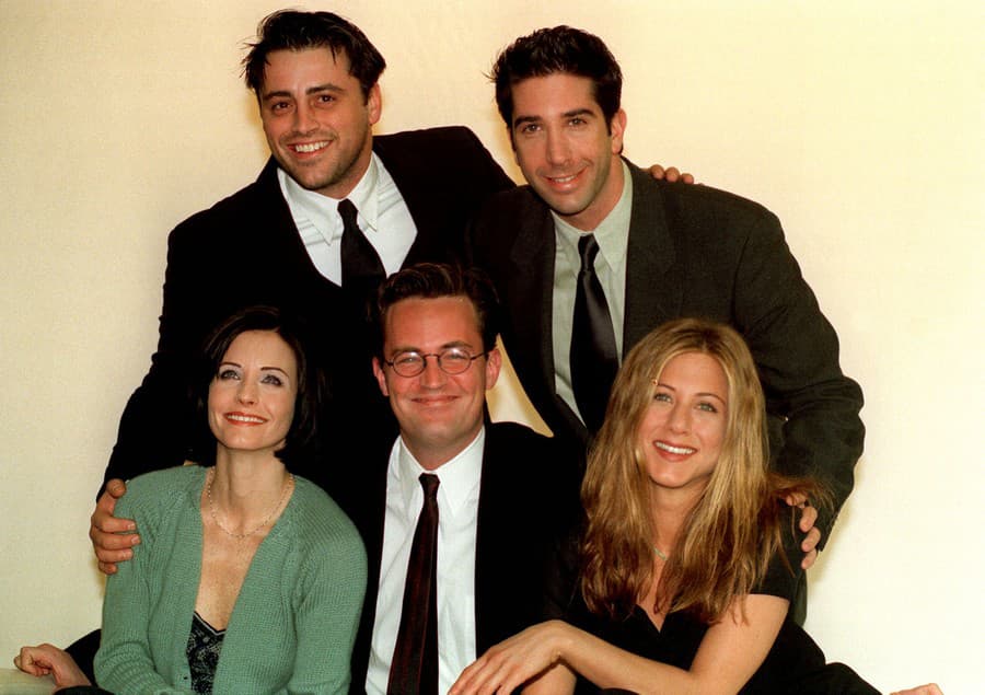 Na snímke Matt Le Blanc, David Schwimmer, Courteney Cox, Matthew Perry a Jennifer Aniston. 