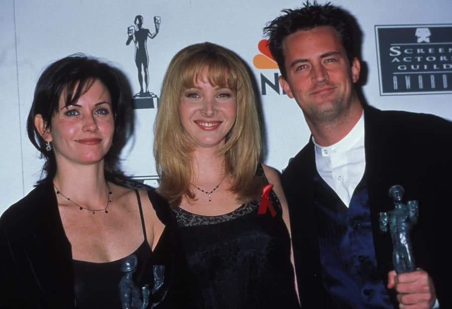 Matthew Perry s herečkami Courteney Cox  a Lisou Kudrow, ktoré tiež hrali v Priateľoch.