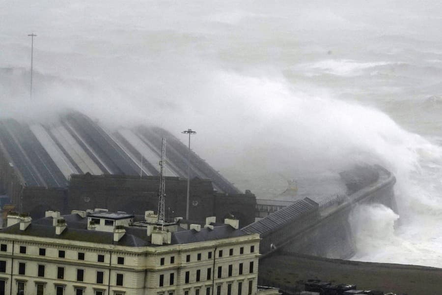 Smršť Ciarán ustupuje, meteorologické