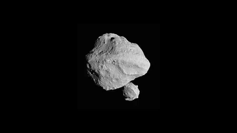 Fotografia, ktorú urobila sonda Lucy počas preletu asteroidu Dinkinesh v stredu 1. novembra 2023.