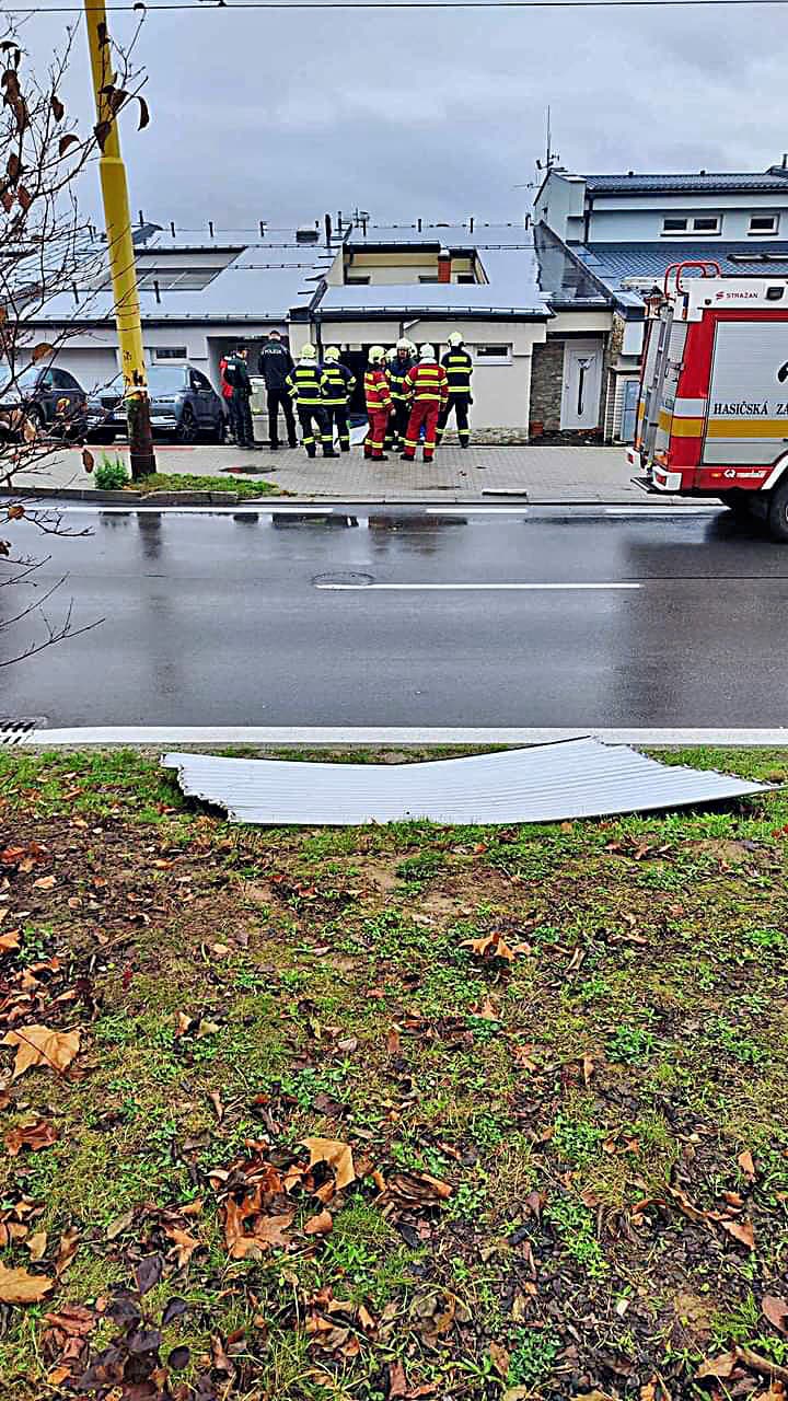 Explózia vystrelila vráta a poranila muža (36), ktorý sa v garáži nachádzal.