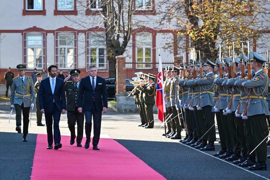 Na snímke sprava predseda