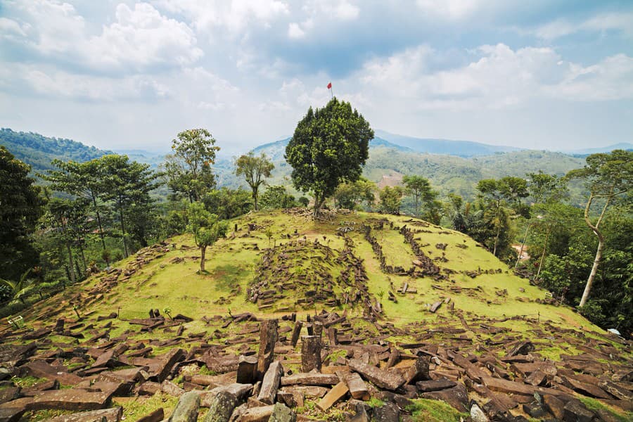 Gunung Padang je o